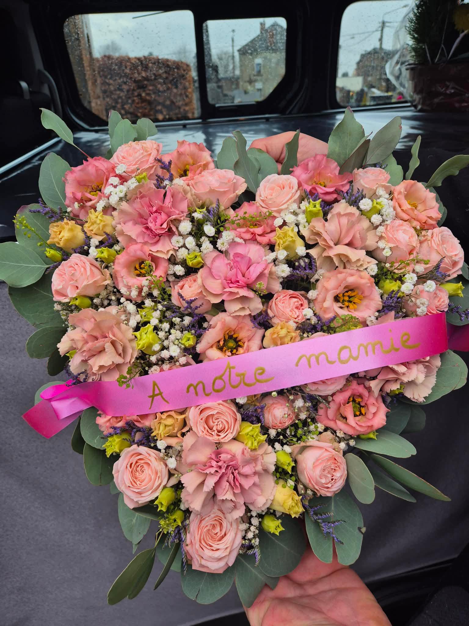 Coeur de roses blanches et roses