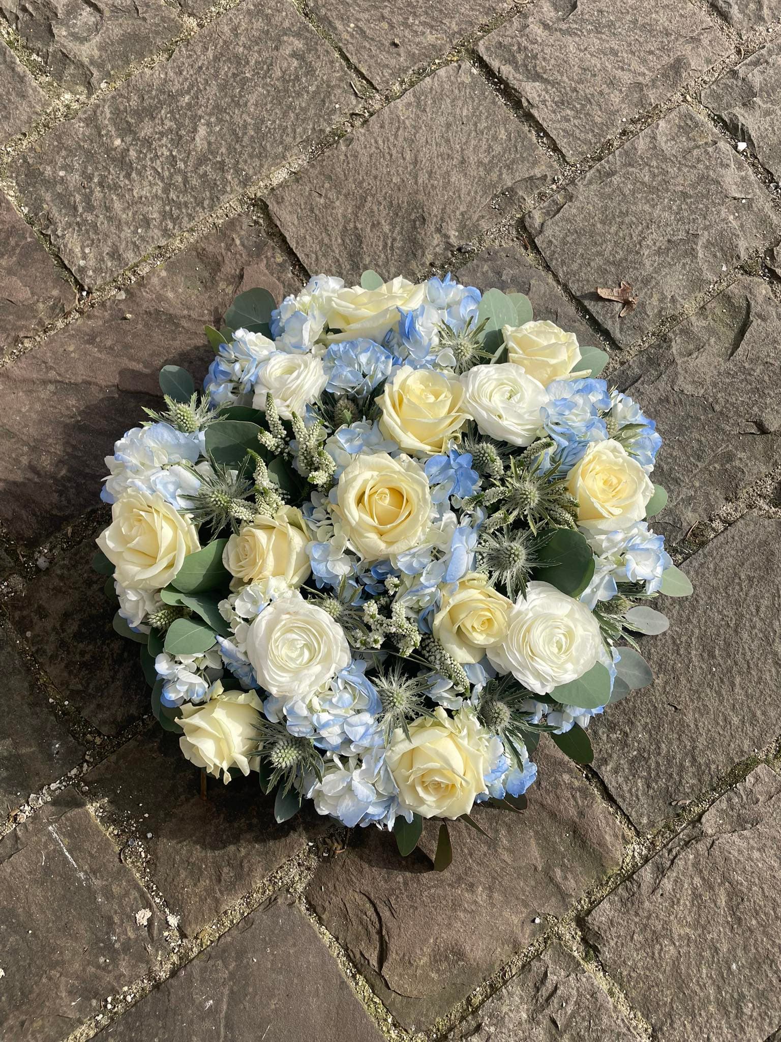 Coussin rond roses blanches et hortensias bleus