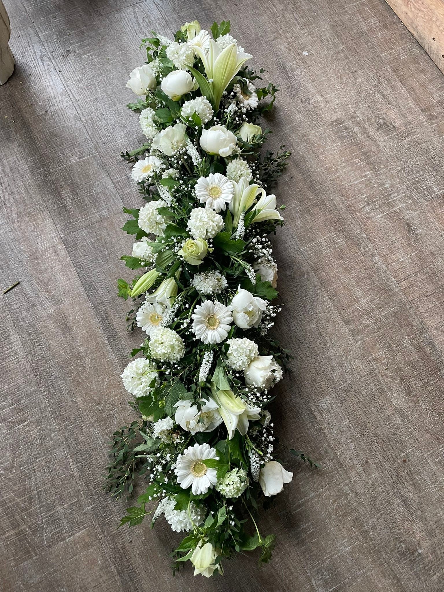 Dessus de cercueil roses et dahlias