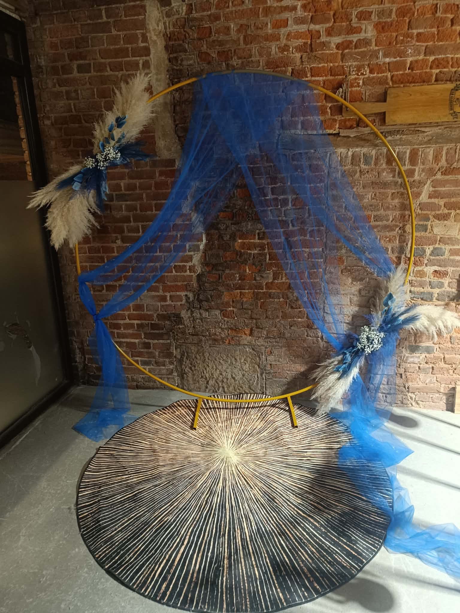 Arche ronde bleue et pampa